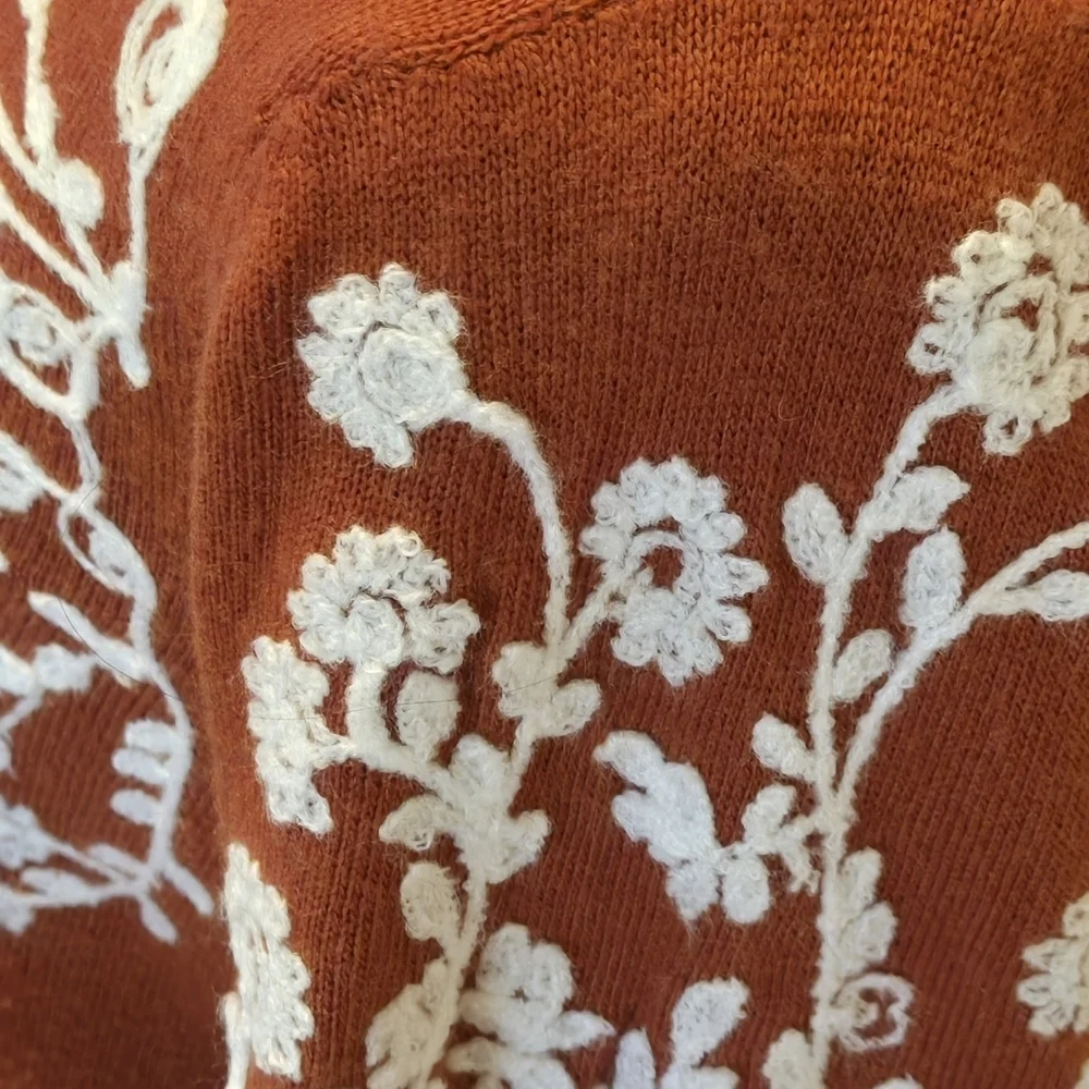 RAIN & ROSE Scoop Neck Light Weight Sweater w/ Embroidered Floral Design sz Sm - Picture 6 of 8